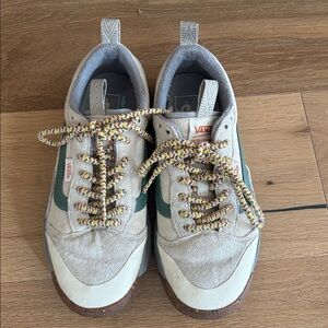 WOMEN VANS MTE ALL WEATHER SNEAKER - US 7